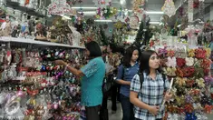Pengunjung tengah melihat pernak pernik natal yang dijual di Jakarta, Kamis (15/12). Jelang perayaan Natal 2016 para pedagang pernak pernik natal mengalami peningkatan 100 persen dari hari biasa.(Liputan6.com/Yoppy Renato)