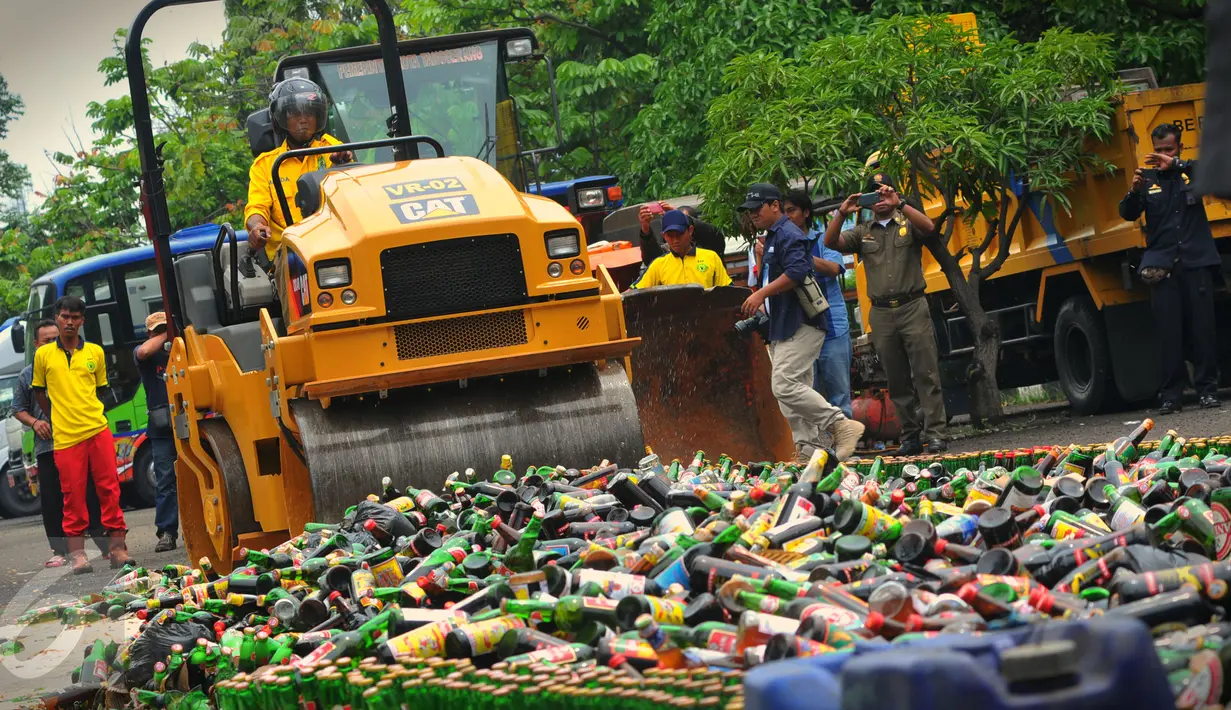 Sejumlah botol minuman keras dihancurkan Pemerintahan KotaTangerang, Minggu (28/2/2016). Penghancuran miras dalam rangka HUT Kota Tangerang ke-23. (Liputan6.com/Faisal R Syam) 
