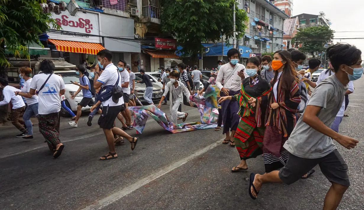 Pengunjuk rasa memberi hormat tiga jari selama demonstrasi menentang kudeta militer di Yangon (3/6/2021). Pasukan keamanan telah membunuh 840 orang sejak kudeta, menurut angka dari aktivis yang dikutip oleh PBB. Junta mengatakan sekitar 300 orang telah tewas. (AFP/STR)
