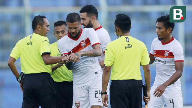 FOTO: PSM Makassar Lolos ke Perempatfinal usai Bermain Imbang 2-2 dengan Borneo FC - Diego Michiels; Wasit Asep Yandis
