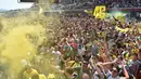 Fans Valentino Rossi memadati lintasan jelang podium GP Italia di Sirkuit Mugello, Italia, (31/5/2015). Rossi finis ketiga di seri ini. (AFP Photo/Gabriel Bouys)