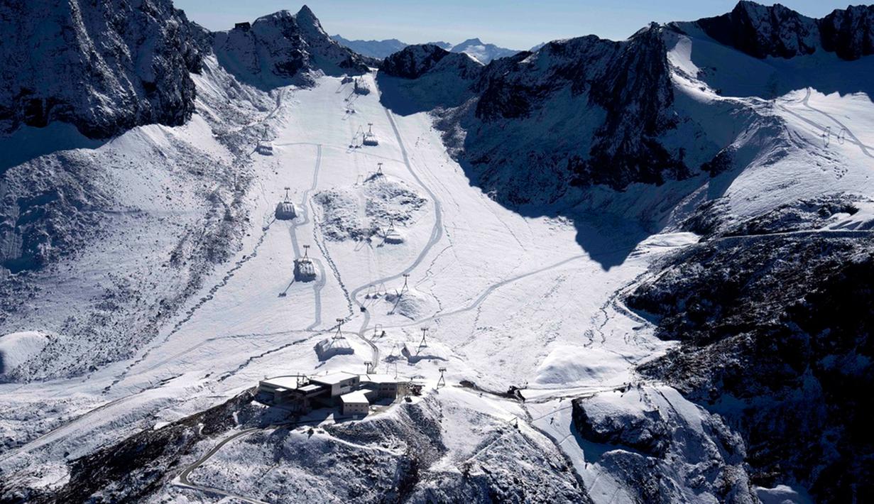 Gletser Schaufelferner di area ski Stubai terletak dekat Innsbruck, Austria, 25 September 2023. Pencairan gletser di Pegunungan Alpen dapat mengancam keanekaragaman hayati di Pegunungan Alpen. (AP Photo/Matthias Schrader)
