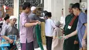 Petugas menyemprotkan cairan disinfektan ke sajadah jemaah sebelum Salat Jumat di Masjid El-Syifa, Jakarta, Jumat (20/3/2020). Sejumlah masjid di Jakarta masih menggelar salat Jumat meski ada imbauan dari MUI terkait merebaknya virus corona atau COVID-19. (Liputan6.com/Fery Pradolo)