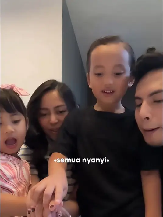 Momen hangat mantan suami istri itu mendapat banyak pujian dari warganet. "Hebat yaa mereka udah pisah tp tetep bisa kompak buat anak. Tapi tetep labih hebat pasangan mereka sihh," tulis elfin_deasy. [Instagram/rachelvennya]
