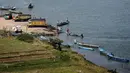 Pemandangan para penambang pasir dan truk di pinggir Sungai Luk Ulo, Kabupaten Kebumen, Jawa Tengah, Sabtu (05/5). Penambang menjual pasir ke pedagang pasir di pangkalan truk tepi sungai. (Liputan6.com/Fery Pradolo)
