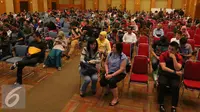 Sejumlah orang menunggu untuk mengikuti program tax amnesty di kantor pusat Direktorat Jenderal Pajak, Jakarta, Jumat (30/9). Hari terakhir ‎program tax amnesty banyak masyarakat memadati kantor pajak. (Liputan6.com/Angga Yuniar)
