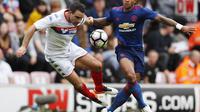 Memphis Depay (kanan) saat membela Manchester United kontra Wigan Athletic, di Stadion DW (16/7/2016), pada laga persahabatan.  (Reuters/Lee Smith)