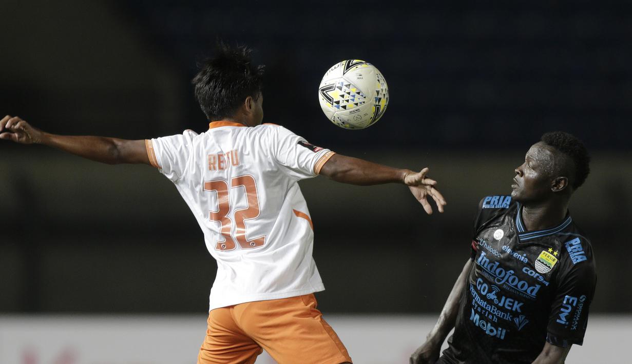 Striker Persib Bandung, Ezechiel Ndouasel, menggiring bola saat melawan Perseru Serui pada laga Piala Presiden 2019 di Stadion Si Jalakl Harupat, Soreang, Bandung, Selasa (12/3). Persib menang 4-0 atas Perseru.(Bola.com/Yoppy Renato)