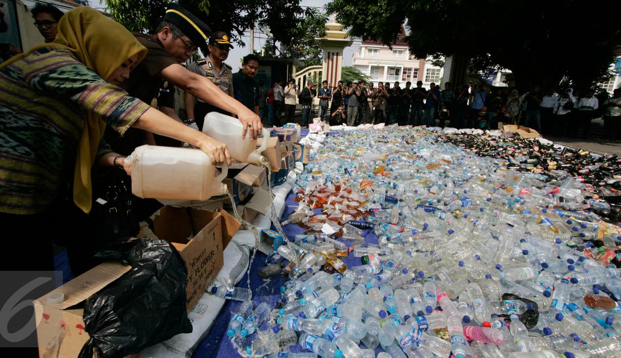 Ribuan botol minuman keras (miras) siap dimusnahkan dengan cara dilindas alat berat di halaman Mapolda DIY, Senin (6/6). Ribuan botol miras itu merupakan barang bukti hasil Operasi Pekat yang digelar sebelum Ramadan. (Liputan6.com/Boy Harjanto)