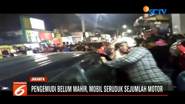 Diduga pengemudi belum mahir, sebuah mobil minibus menabrak sejumlah sepeda motor di kawasan Kota Bambu, Palmerah. Warga mengamuk dan merusak mobil tersebut.