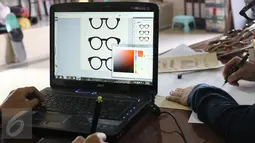 Pemilik brand kacamata kayu Kabau Bonny Andrew sedang mensketsa kacamata di studio Namines, Jakarta, Kamis (18/08/2016). Kacamata kayu Kabau di jual dari harga 1,3 juta sampai 1,5 juta. (Liputan6.com/Herman Zakharia)