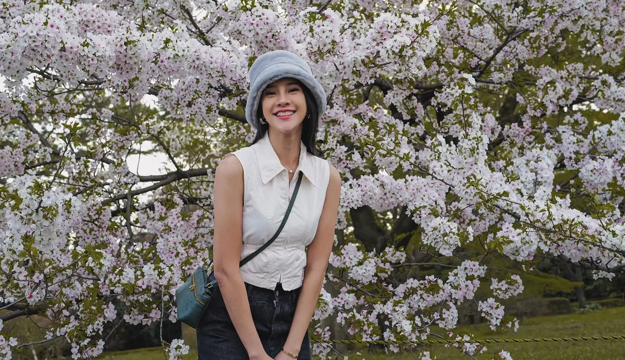 Lagi liburan di Jepang dalam momen musim semi, Anya abadikan banyak momen bersama bunga sakura yang baru bermekaran. Tampil dengan outfit kasual yang simpel, penampilannya terlihat begitu menawan ditambah dengan latar belakang pemandangan yang indah. (Liputan6.com/IG/@anyageraldine)