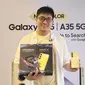 MX Product Marketing Senior Manager Samsung Electronics Indonesia Ricky Bunardi memamerkan Galaxy A55 di Jakarta, Rabu (28/8/2024). (Liputan6.com/ Agustinus Mario Damar)