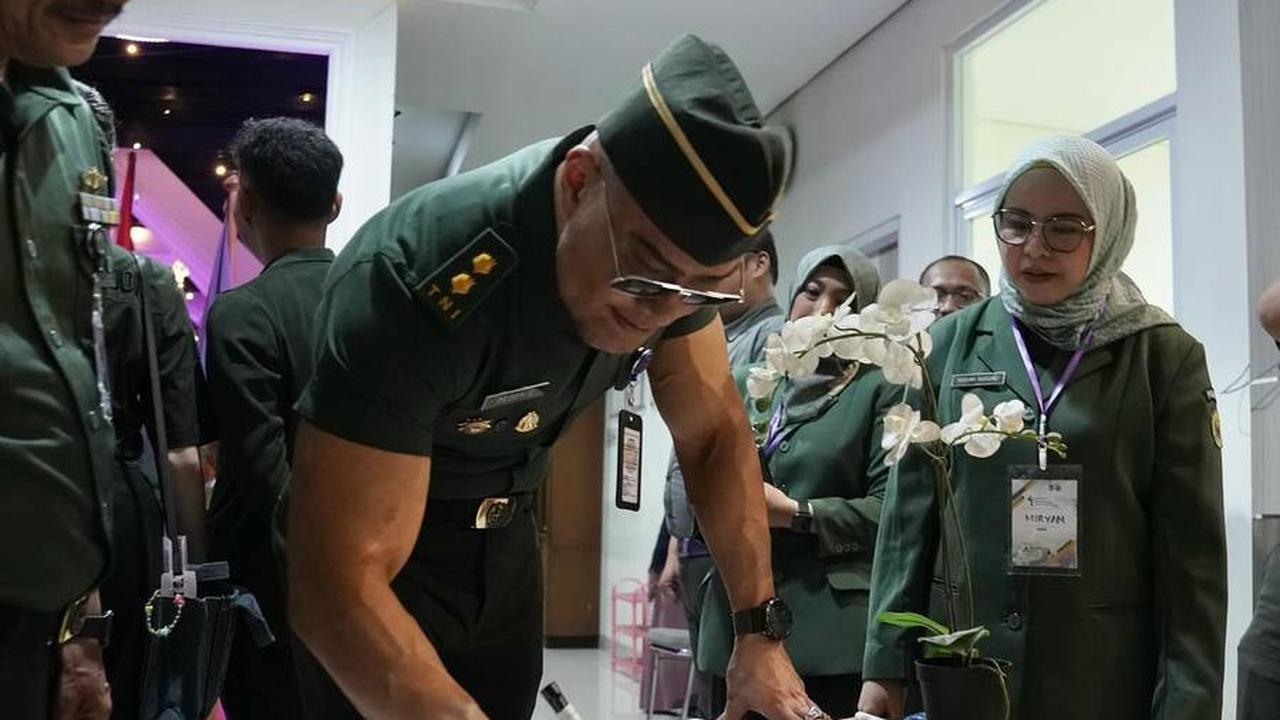 Deddy mengungkapkan bahwa banyak orang Indonesia tidak tahu siapa Sudirman dan kapan RA Kartini lahir. Bahkan anak-anak yang sekolah di internasional tidak tahu peristiwa Bandung Lautan Api.