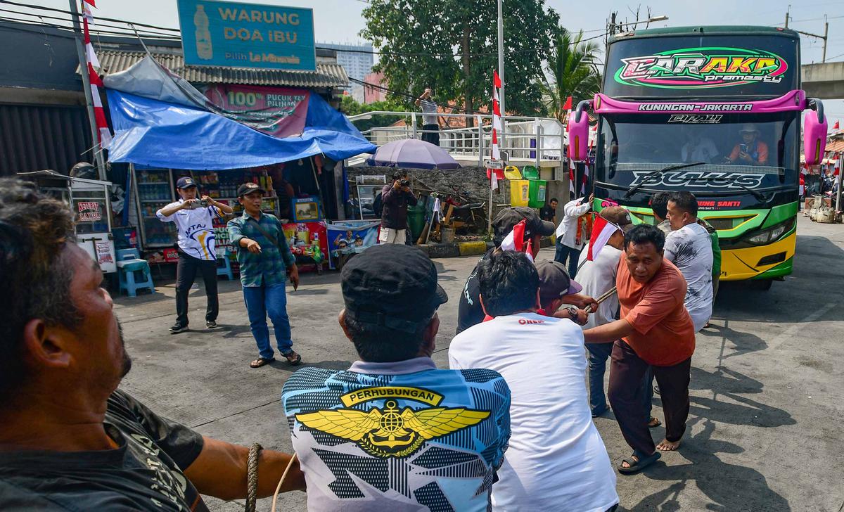Keseruan Lomba Tarik Bus Sambut HUT ke-81 RI