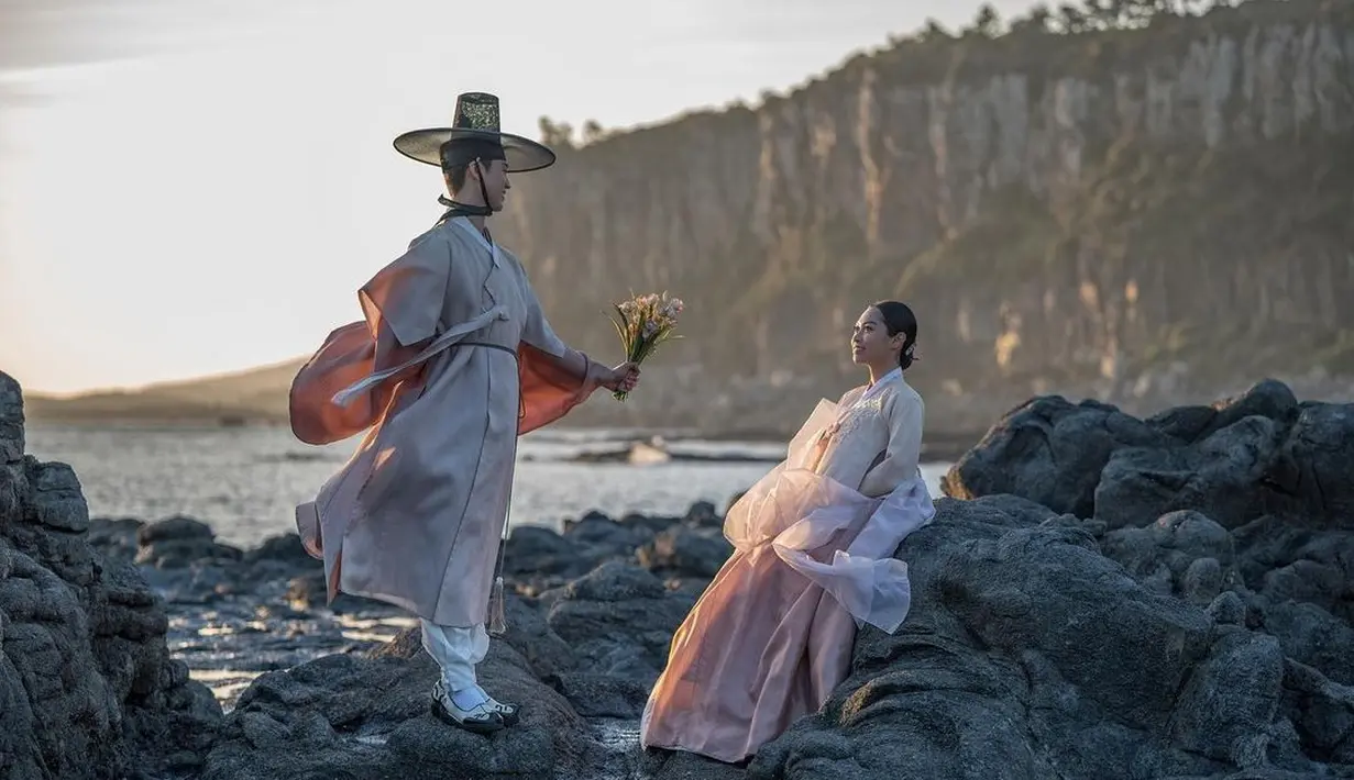 Penampilan prewedding keduanya sukses mencuri atensi hingga disebut layaknya drama Korea. [Foto: IG/rizkanatakusumah].
