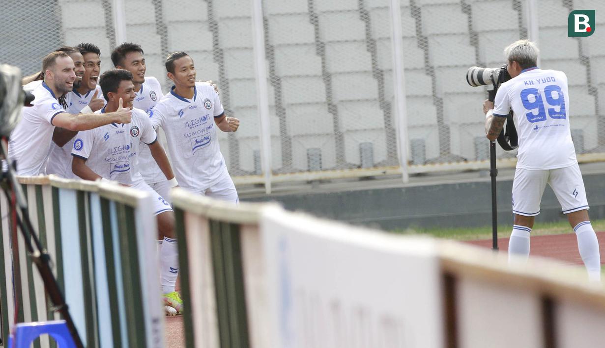 Para pemain Arema FC merayakan gol yang dicetak oleh Carlos Fortes saat melawan Persipura Jayapura dalam laga pekan ke-5 BRI Liga 1 2021/2022 di Stadion Madya, Jakarta, Rabu, (29/9/2021). Arema FC menang 1-0. (Bola.com/ M Iqbal Ichsan)