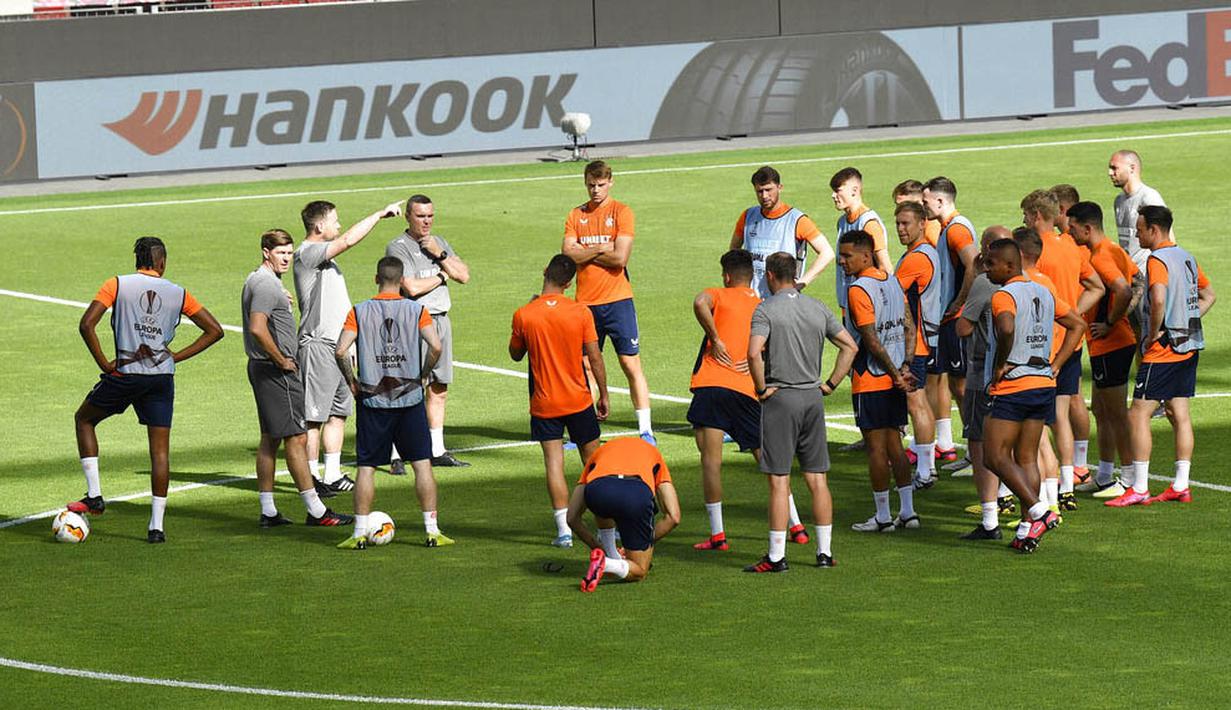 Para pemain Glasgow Rangers saat sesi latihan jelang laga Liga Europa di Leverkusen, Jerman, Rabu (5/8/2020). Glasgow Rangers akan menghadapi tuan rumah Bayer Leverkusen. (AP Photo/Martin Meissner)