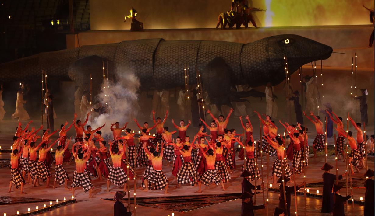 Tari Kecak dari Bali ditampilkan saat pembukaan Asian Para Games di SUGBK, Jakarta, Sabtu (06/10/2018). Pembukaan Asian Para Games kental dengan nuansa nusantara. (Bola.com/M Iqbal Ichsan)