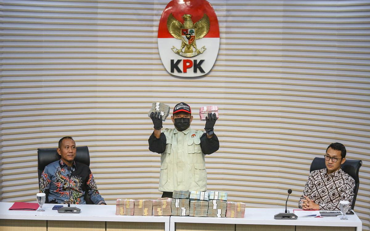 KPK Resmi Menahan Bupati Lombok Barat