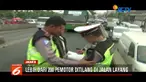 Razia sempat diwarnai adu mulut pengendara sepeda motor dengan petugas lantaran tak terima ditilang.