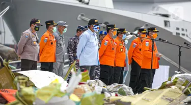 Kepala Basarnas Marsekal Madya TNI (Purn) Bagus Puruhito dan jajaran memberikan keterangan di Posko JICT II Tanjung Priok, Jakarta, Jumat (15/1/2021). Bagus mengatakan perpanjangan status operasi SAR jatuhnya pesawat Sriwijaya Air SJ 182 diperpanjang selama tiga hari. (Liputan6.com/Faizal Fanani)