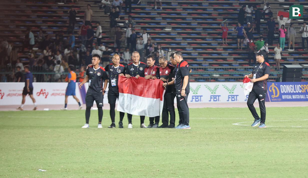 <p>Selebrasi pelatih dan tim ofisial Timnas Indonesia U-22 setelah mengalahkan Thailand pada laga final cabor sepak bola SEA Games 2023 di National Olympic Stadium, Phnom Penh, Kamboja, Selasa (16/5/2023). (Bola.com/Abdul Aziz)</p>