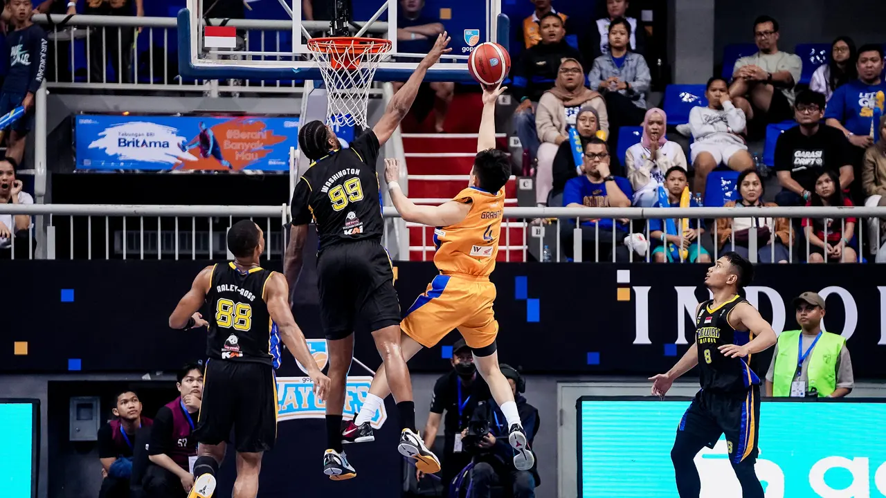 Abraham Damar memimpin Satria Muda kalahkan Prawira di game ketiga playoff IBL 2025