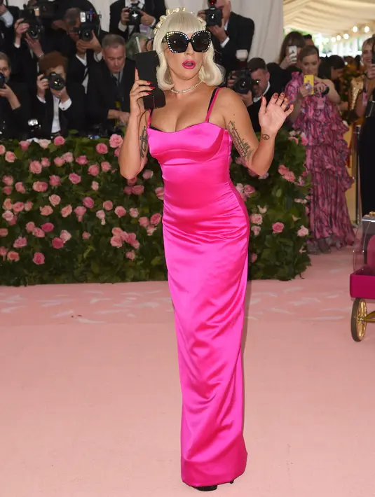 Lady Gaga saat menghadiri Met Gala 2019 yang digelar di The Metropolitan Museum of Art, New York, Amerika Serikat, Sanin (6/5/2019). Lady Gaga melepas gaunnya satu per satu saat tampil di karpet merah Met Gala 2019. (Photo by Evan Agostini/Invision/AP)
