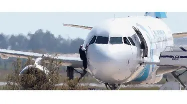 Proses penangkapan sendiri membuat bandara udara Larnaca di Siprus ditutup dan penerbangan yang sudah dijadwalkan dialihkan.