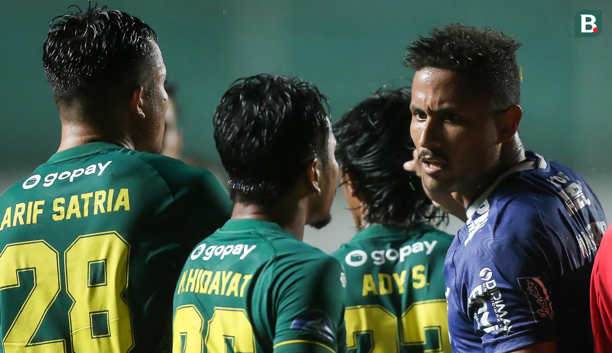 Gesekkan antar pemain ini harusnya bisa diredam mengingat kedua tim merupakan "saudara" dikancah sepak bola Indonesia. (Bola.com/Bagaskara Lazuardi)