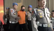 Kapolres Ngada AKBP Fajar Widyadharma Lukman Sumaatmaja resmi ditetapkan sebagai tersangka kasus narkoba dan pencabulan anak di bawah umur. (Liputan6.com/ Nanda Perdana Putra)