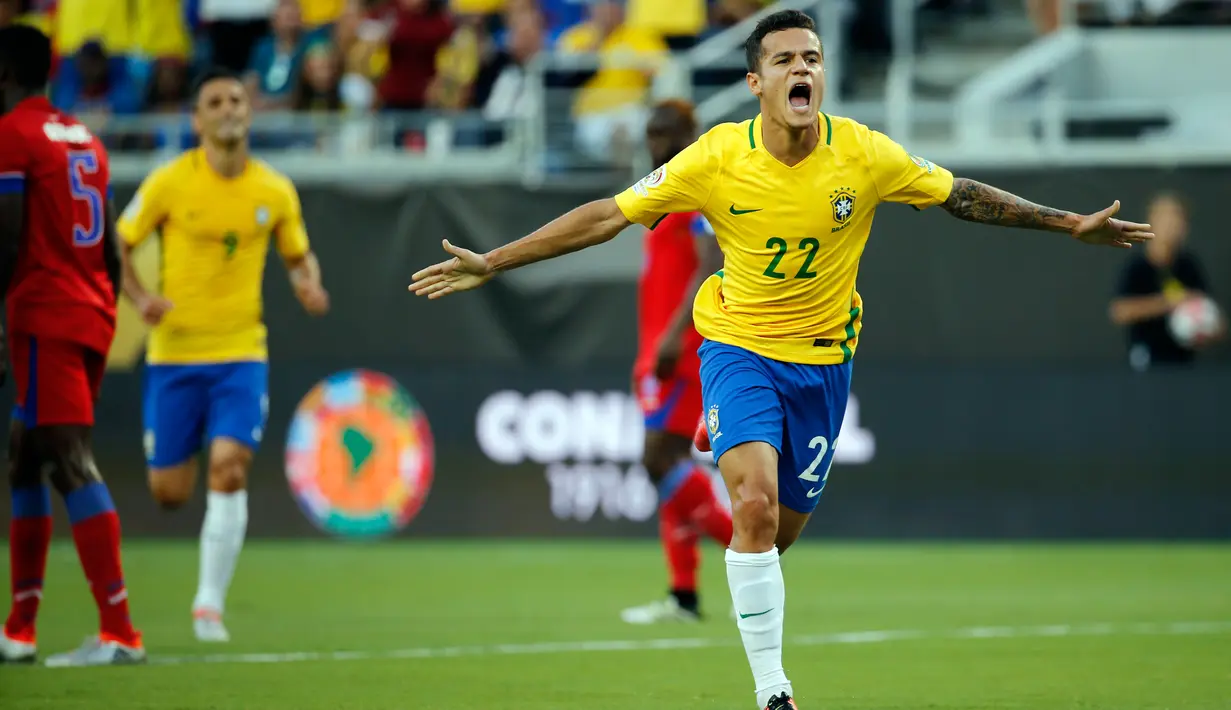  Gelandang Brasil, Philippe Coutinho melakukan selebrasi usai mencetak gol kegawang Haiti pada penyisihan grup Copa America Centenario 2016 di Stadion Camping World, AS (9/6). Brasil menang atas Haiti dengan skor 7-1. (Kim Klement-USA TODAY Sports)