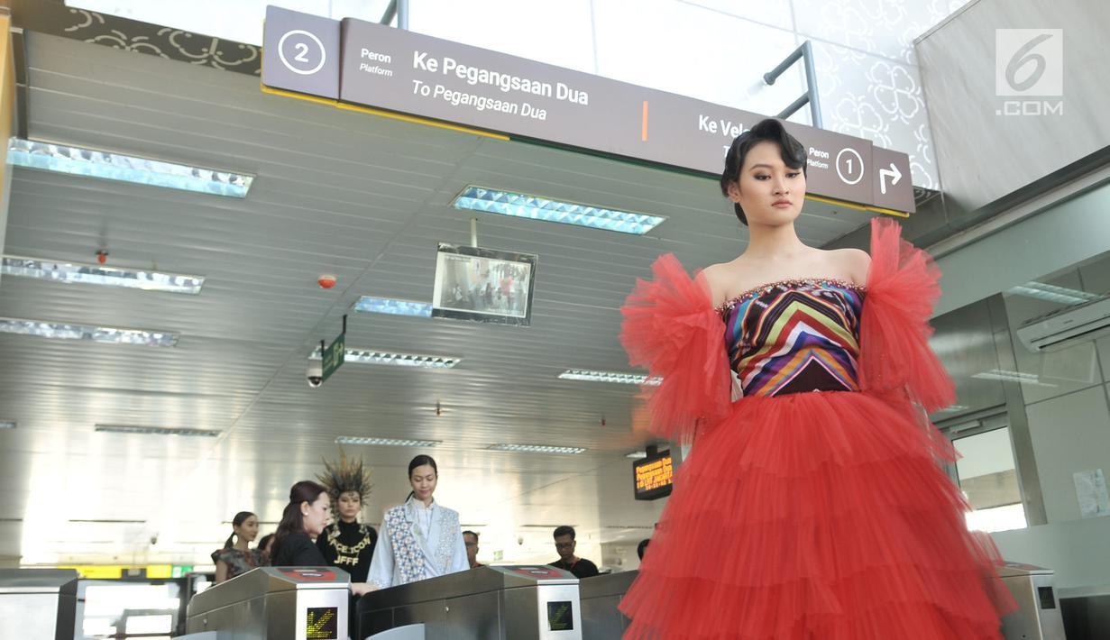 Model berpose saat memeragakan busana pada acara Jakarta Fashion & Food Festival (JFFF) 2019 dalam gerbong Light Rail Transit (LRT) Jakarta rute Stasiun Velodrome-Stasiun Boulevard Utara, Jakarta, Selasa (13/8/2019). (merdeka.com/Iqbal Nugroho)