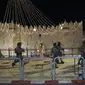 Petugas polisi perbatasan Israel dikerahkan selama bentrokan dengan pengunjuk rasa Palestina di sebelah Gerbang Damaskus di kota tua Yerusalem (7/6/2021). Setidaknya 178 warga Palestina dan Palestina yang terluka dalam bentrokan tersebut. (AP Photo/Mahmoud Illean)