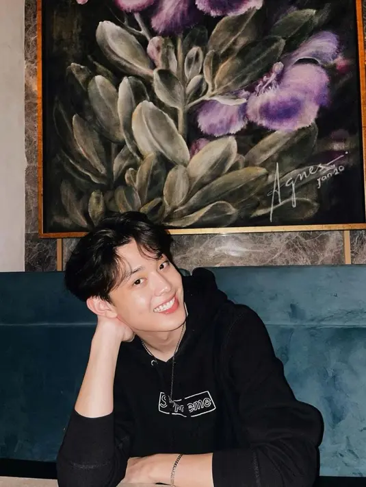 Kalau ini, Gabriel Prince tampil simple dengan sweater. [instagram/phrrince]