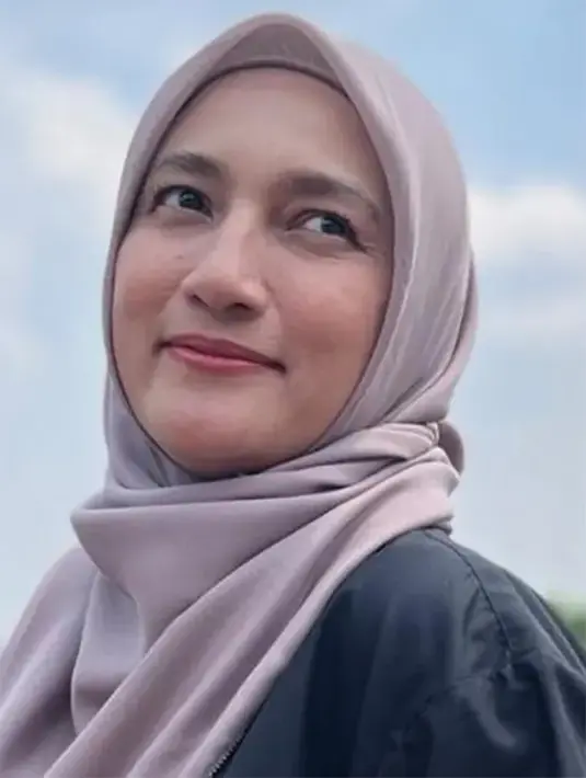 Mantan istri Ariel NOAH itu diketahui berhijab sejak tahun 2019 silam. Penampilan barunya tampak semakin cantik dan memesona. [Foto: dok Instagram/khaiscarves]