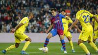 Bek Barcelona Eric Garcia (tengah) berebut bola dengan bek Cadiz Fali dalam pekan ke-32 Liga Spanyol di Camp Nou, Selasa dini hari WIB (19/4/2022). Barcelona dipermalukan dari tim papan bawah, Cadiz 0-1. (AP Photo/Joan Monfort)