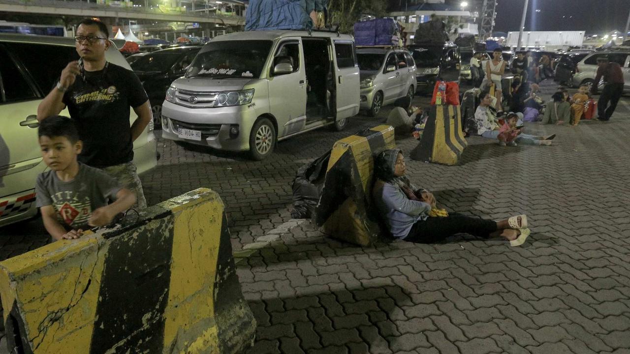 Wajah lelah pemudik antre panjang di Pelabuhan Merak Banten