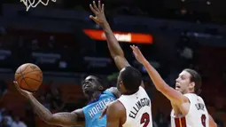 Aksi pebasket Charlotte Hornets, Dwayne Bacon (kiri) melakukan lay up melewati pebasket Miami Heat, Wayne Ellington pada laga NBA pre-season di American Airlines Arena, Miami, (9/10/2017). Miami Heat menang 109-106. (AP/Wilfredo Lee)