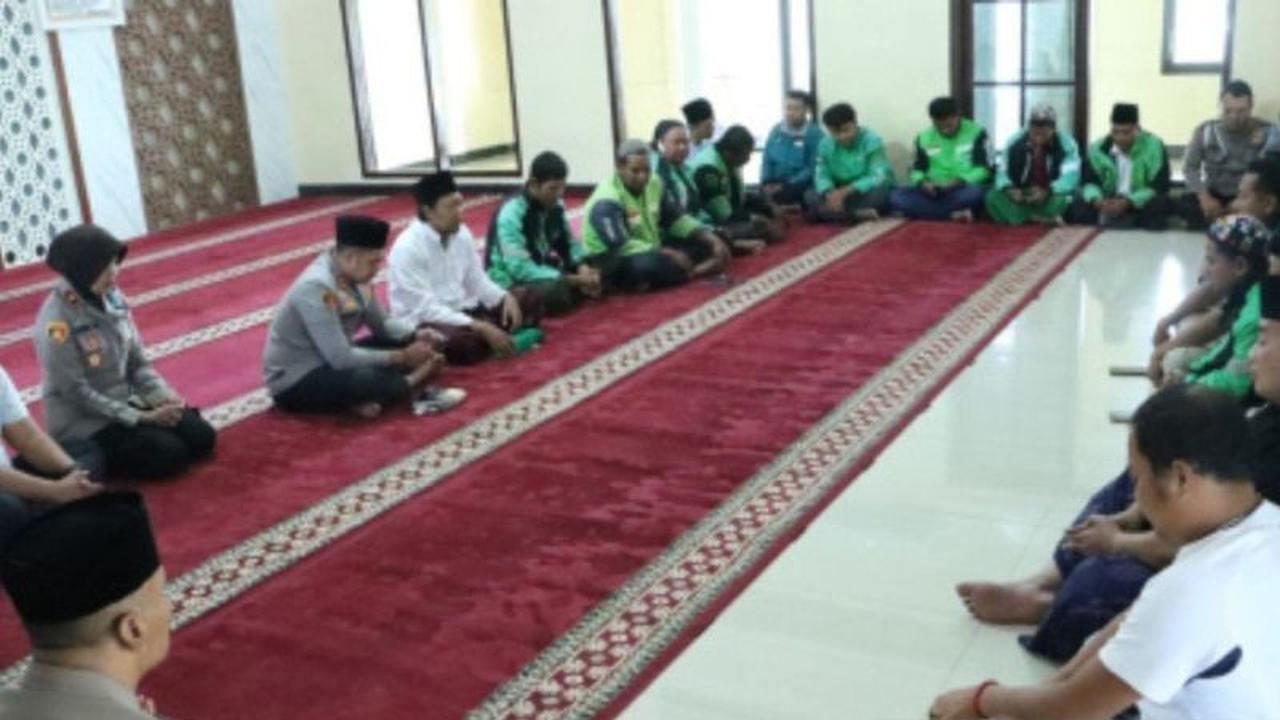 Shalat Gaib Ojol Bangkalan: Polres dan Komunitas Ojek Online Gelar Doa Bersama untuk Affan Kurniawan, Ini Fakta Uniknya!