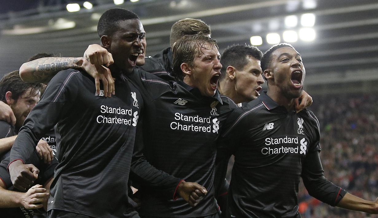 Para pemain Liverpool merayakan gol Daniel Origi (kiri)  saat melawan Southampton pada laga perempat final Piala Liga Inggris di Stadion St. Mary's, Southampton, Kamis (3/12/2015) dini hari WIB. (AFP Photo/Adrian Dennis)