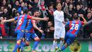 Pemain Crystal Palace, Joe Ledley (kanan) merayakan golnya ke gawang Liverpool  pada lanjutan liga Inggris 2015-2016 di Stadion Selhurts Park, Minggu (6/3/2016) malam WIB. (AFP/Glyn Kirk)