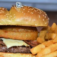 Seharga 41 Juta Rupiah, Tertarik Membeli Burger Ini? (source: Z103.5)