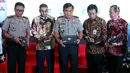 Irwasum Polri, Komjen Dwi Priyatno (tengah), Direktur kelembagaan PT BRI, Sis Apik Wijayanto (kedua kanan) menunjukan kartu dalam rangkaian acara peluncuran Kartu BRI Promoter, Jakarta, Jumat (16/6). (Liputan6.com/Johan Tallo)