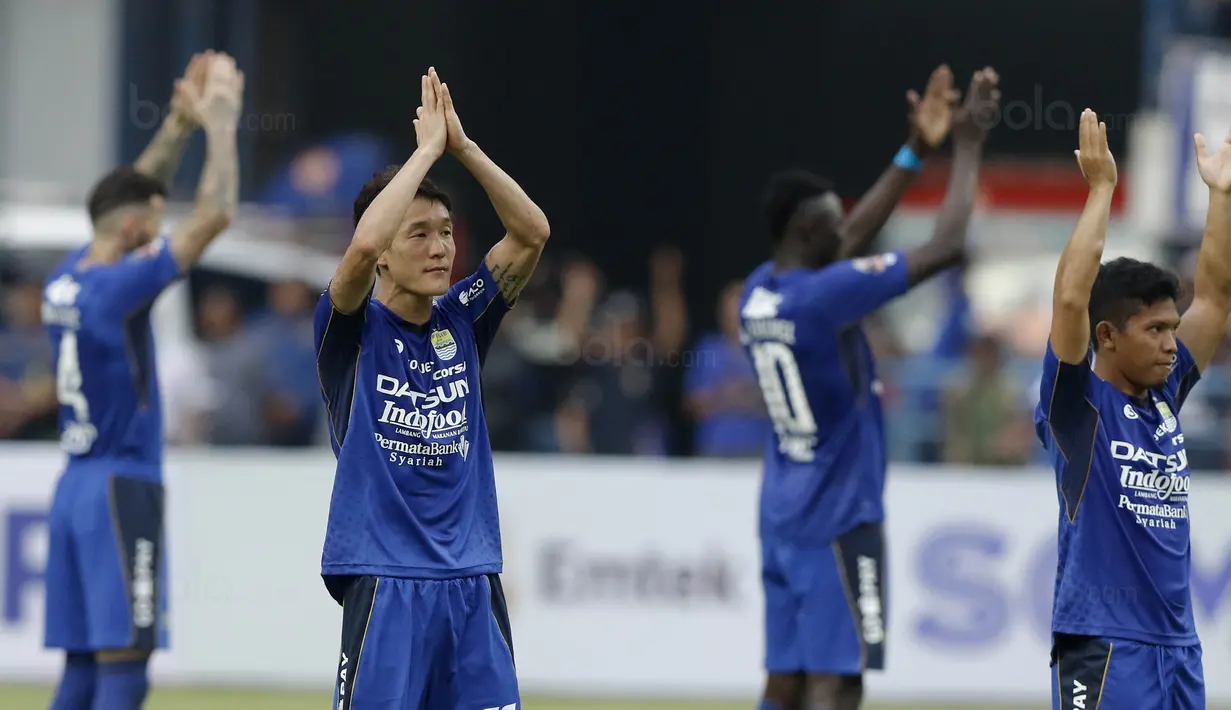 Pemain Persib memberikan aplaus usai pertandingan melawan Sriwijaya FC pada laga Piala Presiden di Stadion GBLA, Bandung, Selasa (16/1/2018). Persib menang 1-0 atas Sriwijaya FC. (Bola.com/M Iqbal Ichsan)