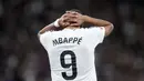 Pemain Real Madrid, Kylian Mbappe memegang kepalanya sebagai bentuk rasa kecewa pada laga lanjutan Liga Spanyol 2024/2025 melawan Barcelona di Santiago Bernabeu, Madrid, Spanyol, Minggu (27/10/2024) WIB. (AP Photo/Bernat Armangue)