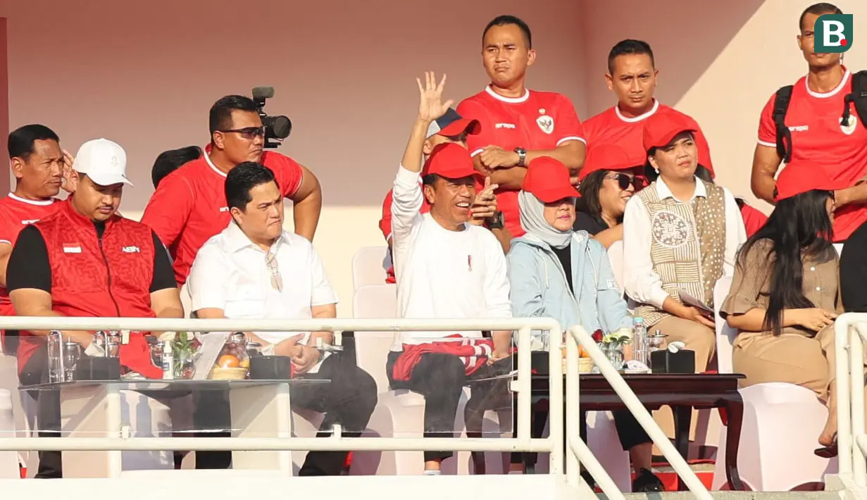 <p>Presiden RI, Joko Widodo (tengah) melambaikan tangan saat menyaksikan laga Grup F putaran kedua Kualifikasi Piala Dunia 2026 zona Asia antara Timnas Indonesia menghadapi Irak di Stadion Utama Gelora Bung Karno (SUGBK), Senayan, Jakarta, Kamis (6/6/2024). (Bola.com/M Iqbal Ichsan)</p>