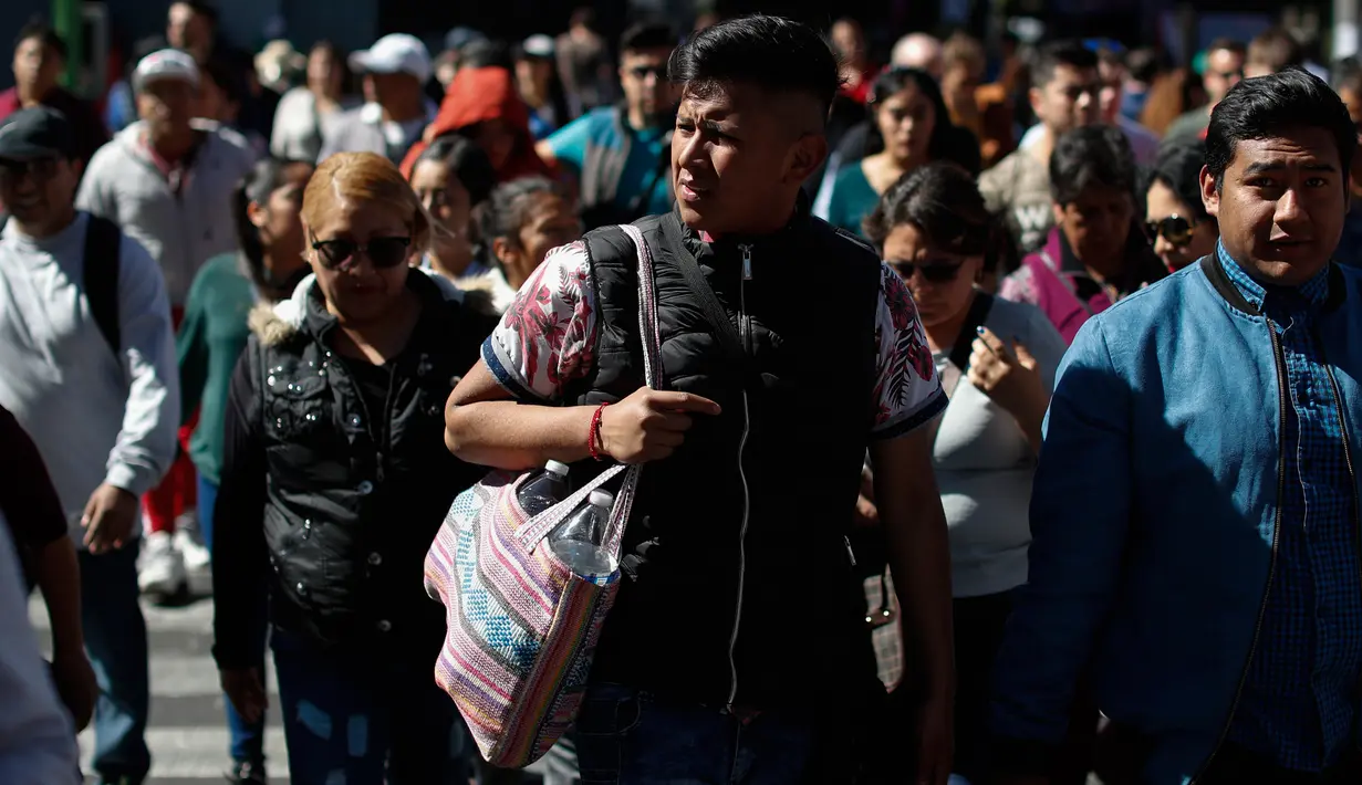 Seorang pria membawa barang-barangnya menggunakan tas belanja kain di Mexico City pada1 Januari 2020. Berdasarkan undang-undang baru yang berlaku, pasar swalayan akan didenda jika memberi kantong plastik kepada pelanggan mereka. (AP/Rebecca Blackwell)