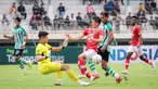 Kiper Deltras FC, Muhammad Bimasakti Andiko (dua kiri) berhasil menggagalkan serangan pemain Bekasi City, Akihiro Suzuki, dalam pertandingan perdana Grup Y 12 Besar Pegadaian Liga 2 2023/2024 yang berlangsung di Stadion Singaperbangsa, Karawang, Minggu (7/1/2023). (Bola.com/Bagaskara Lazuardi)